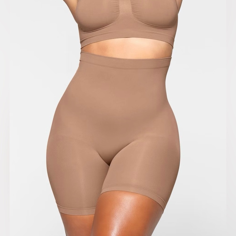SKIMS NWT Seamless Sculpt Mid Thigh Shorts in Tan size 2X
